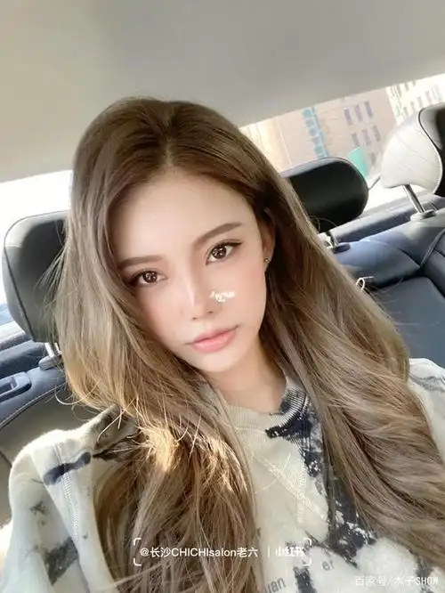 不用漂巨显白2021最流行的奶茶棕发色