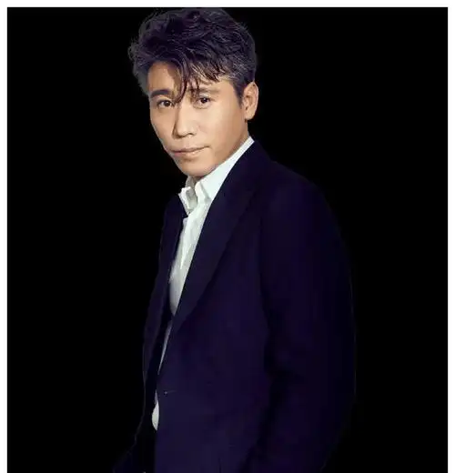 李乃文,今年47岁,算是大器晚成的宝藏男演员,他演的戏就不列举了,因为