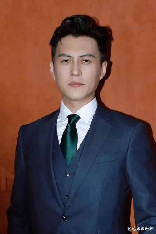 靳东妻子晒海边美照,不遮白发展现真实状态,46岁依旧美丽动人