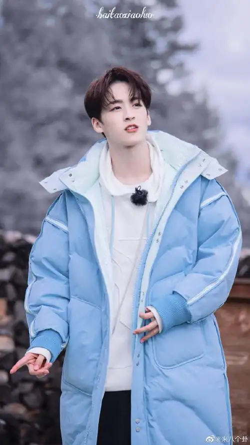 何洛洛超话#何洛洛条纹衬衫#何洛洛7615 饭拍蓝色条纹衬衫,清爽