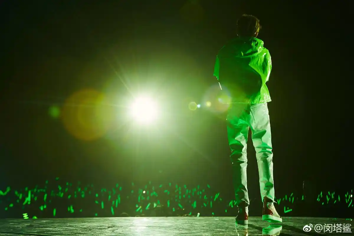 王源勇敢向前走,背影坚定未来无限可能