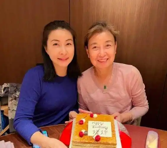 郭晶晶霍启刚庆祝结婚9周年,蛋糕细节好评,不愧是豪门中的清流_生活