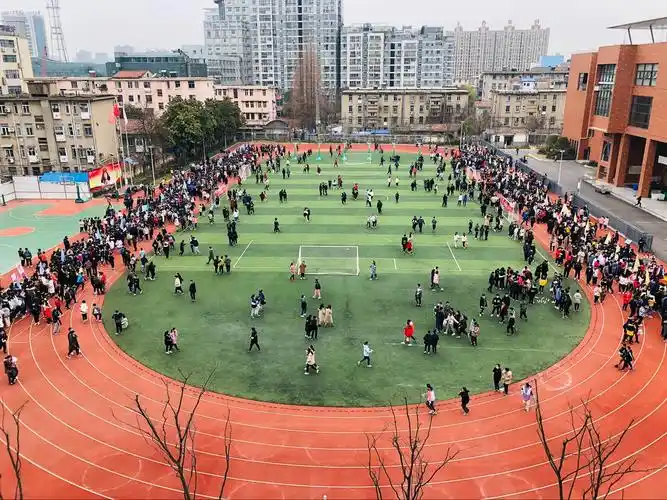 爱心义卖传真情 雷锋精神满校园—记南通市启秀中学"心手相连,让爱