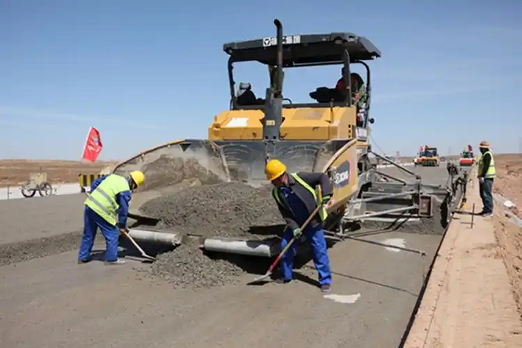 大型机械正在进行水稳摊铺作业.