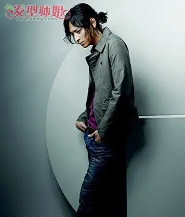 扎马尾的男生发型 男士马尾发型图片