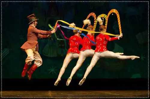 奇妙的胡桃芭蕾彩带舞表演还有圣诞机器人为您展现不一样的舞蹈与大家