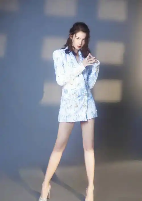 金晨这条西装裙,和上面这条一样带来一种干练的感觉.