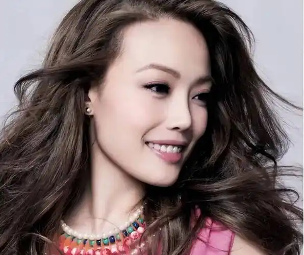 容祖儿晒时尚泳池照,穿泳衣大秀好身材,怼脸拍皮肤光滑不似42岁_状态