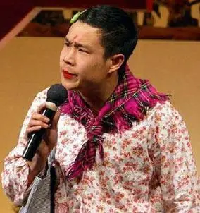 小沈阳成功走红后却没有发挥自己的特点,而是继续沿用"娘,炮"式表演