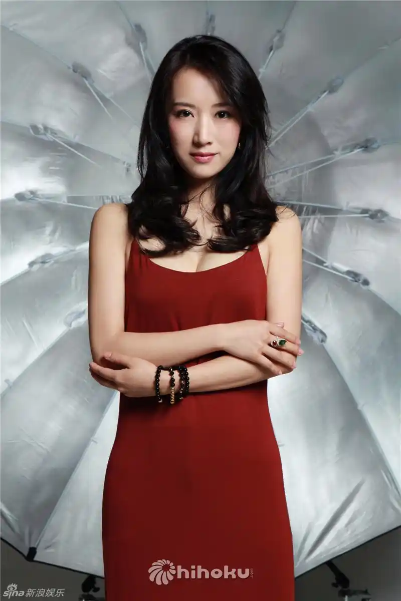 新浪娱乐讯 近日,李念为某杂志拍摄了一组时尚大片,时尚裙装的她长发