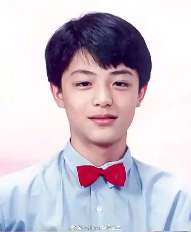 眉眼五官精致得像洋娃娃,李易峰一眼就认出来了_小时候