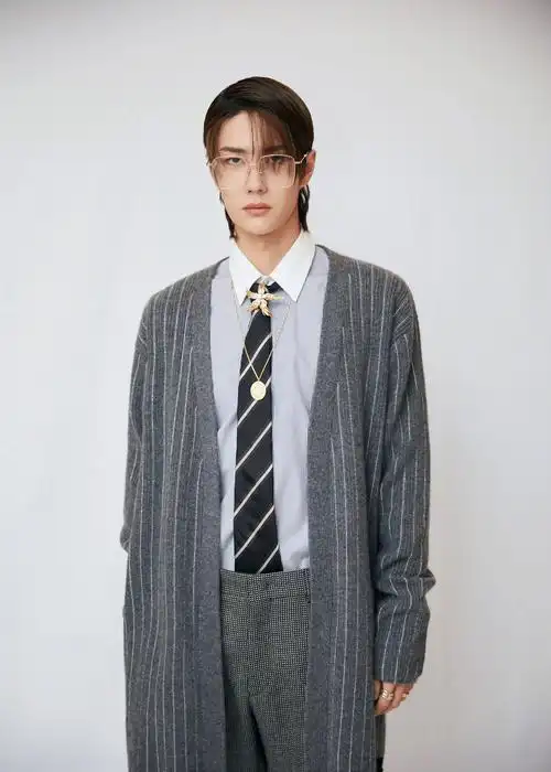 王一博一头顺发和金丝眼镜质感的灰色系look酷盖变身乖巧学生