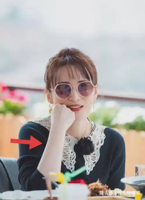 45岁的蒋勤勤穿迪士尼公主裙,皮肤雪白雪白,美的不像话,太美了_刘涛