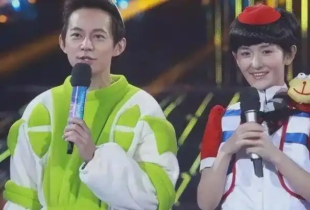 一下子谢娜就从一个小龙套成了实力演员刘烨的女友,于是当2005年何炅