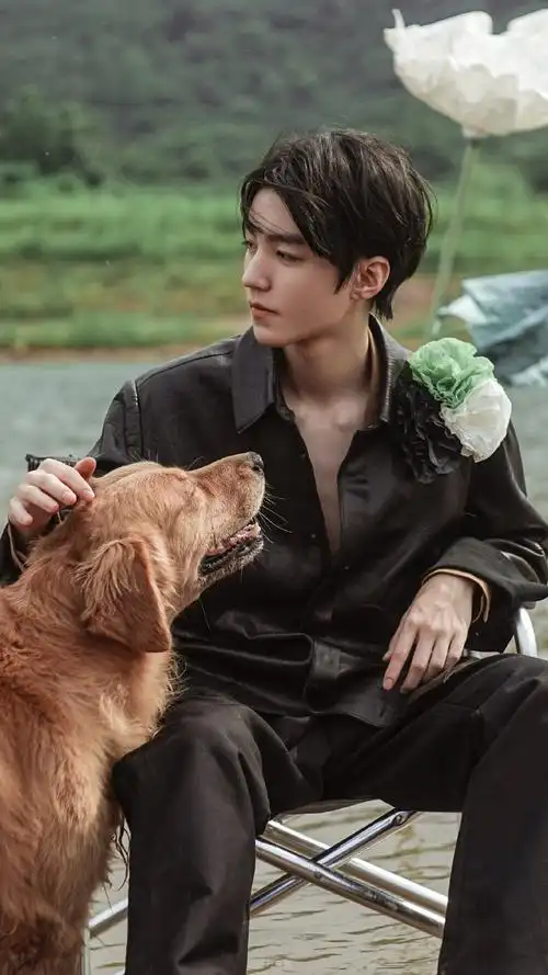 散发着禁欲系帅哥的魅力@tfboys-王俊凯