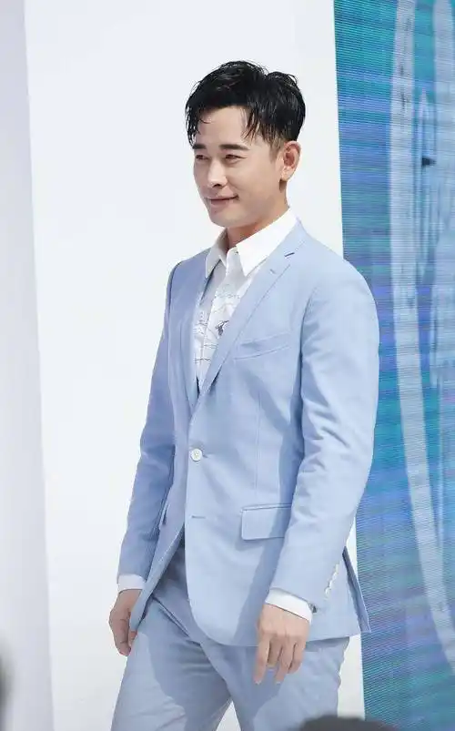男人真适合穿西装,罗晋一身浅蓝色西装走型男风,但湿发略显油腻_方面