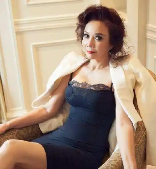 就已经是时尚万种的了,很多网友看到蔡明年轻时候的照片后