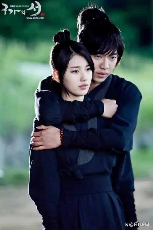 真正的人类而拼尽全力寻找「九家之书」,在过程中与剑客「谭汝蔚」(裴