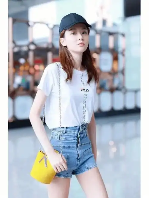 乔欣这短裤挺有特点乍一看像反着穿