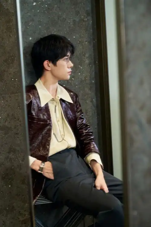 vogue时尚之力盛会##易烊千玺复古红皮衣##vogue红毯造型