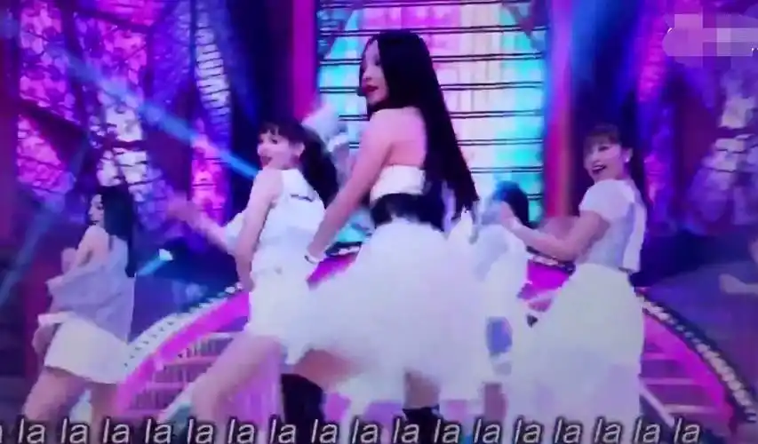 原创具荷拉闹出舞台事故,跳舞裙子突然掉落,走光后用手遮挡坚持跳完