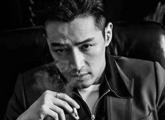 几位明星的抽烟镜头,陈冠希胡歌是他手下败将,而他"一朝封神