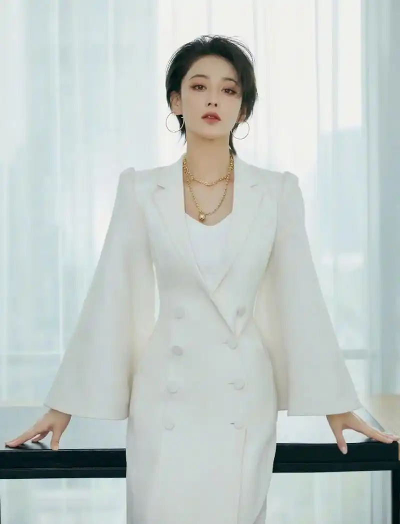张馨予衣服品味在线!超短发搭配白色西服大衣又飒又美,时髦大气
