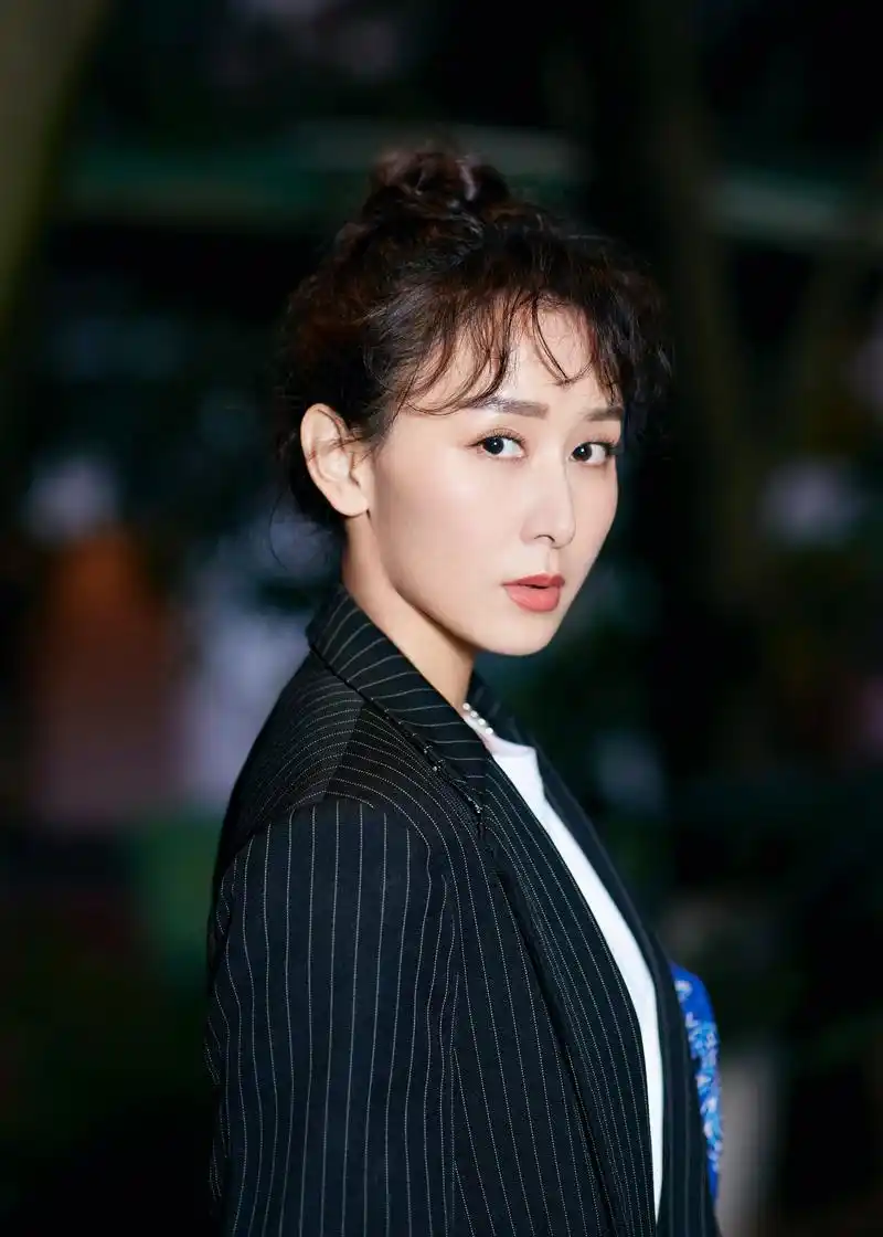 胡静西装写真曝光 简单干练酷飒十足_综艺_爱特豆