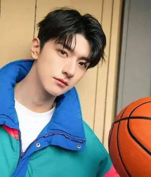 夏季男生流行发型 潮男必剪的男生短发