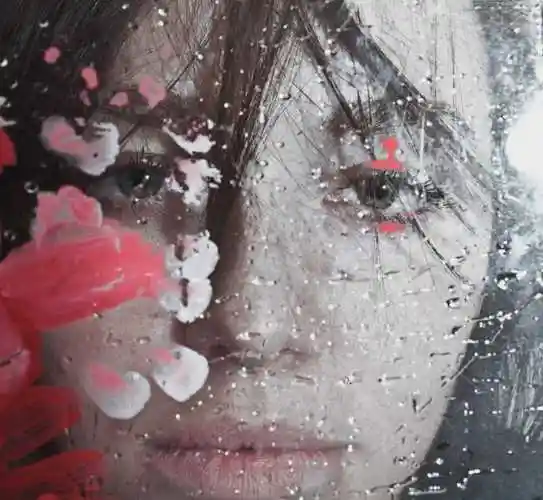 玻璃后面的黑发女人图片素材_湿玻璃后面发呆的美女照片_jpg格式-未来