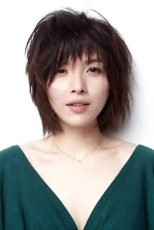 靳东老婆李佳海南游,素颜晒照真性情,白发抢镜!