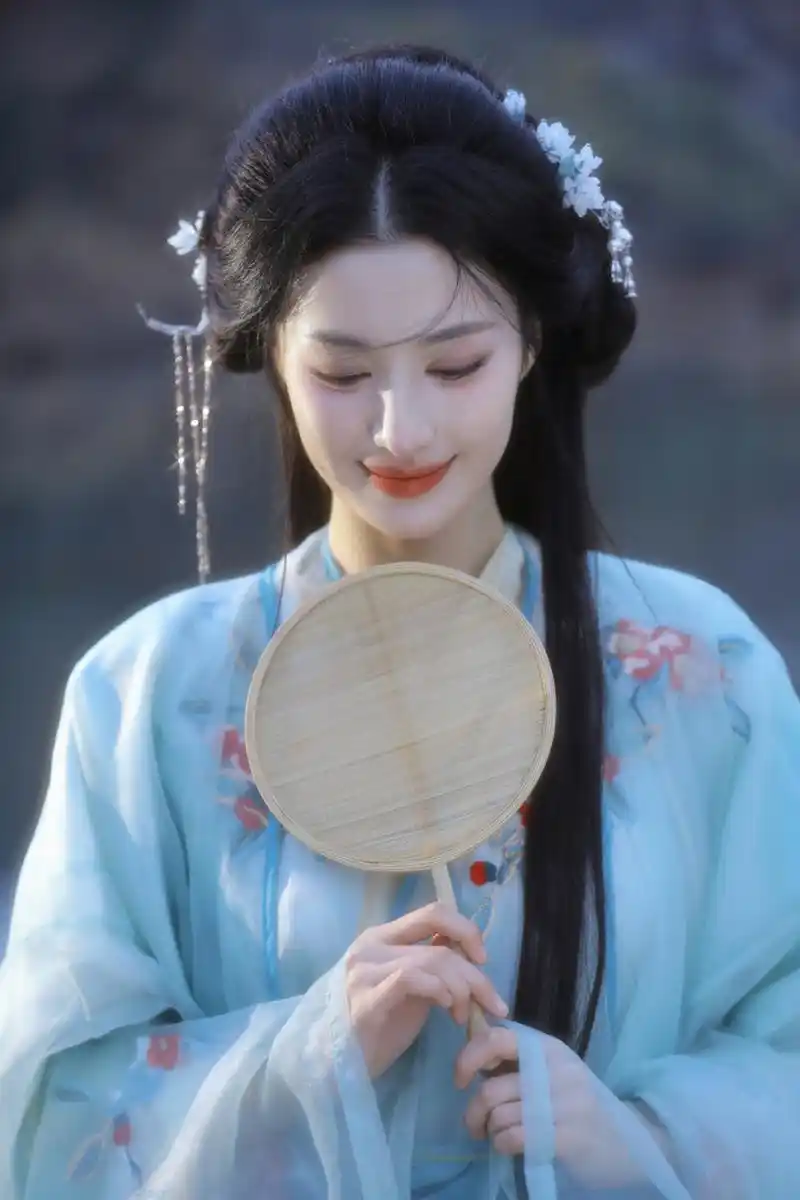 王楚然的古装造型真的很迷人,九宫格照片中她身着青色长裙,手持灯笼