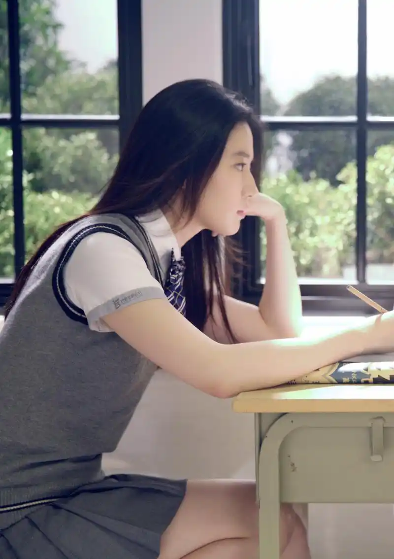 穿上校服的刘亦菲好美,真得让粉丝们惊艳不已!