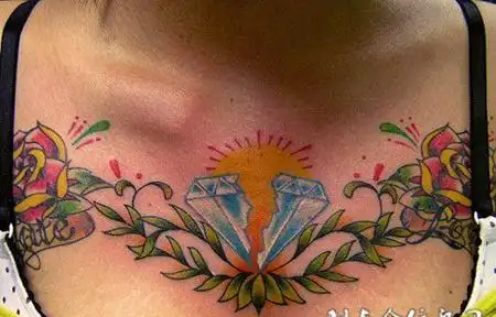 胸前碎裂的钻石玫瑰花纹身图案