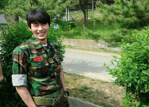 韩星玄彬预备军照曝光 笑容亲切爽朗帅气依旧_大闽_腾讯网