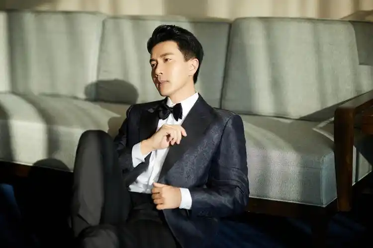 刘恺威献唱央视新年音乐会 深情演绎时代之歌