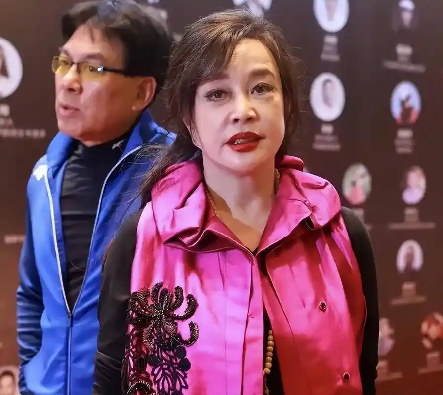 但相对来说刘晓庆的医美做的还是很值的,即便素颜出镜,看起来依旧显