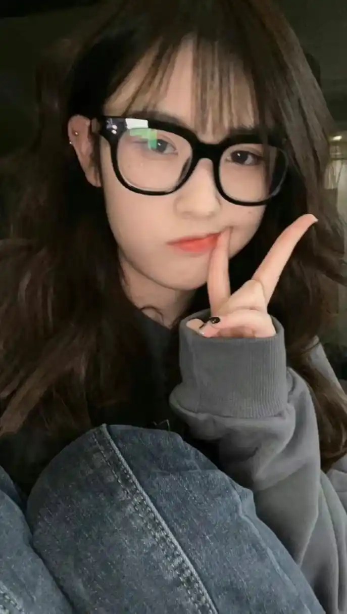 网红美女杀猪饲料 杀猪饲料,真名佘颖欣,2000年出生于福建莆田,身高