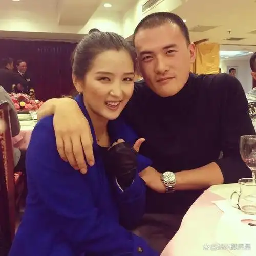 分手14年释小龙身价上亿,何洁嫁"窝囊"老公,瘦70斤挣钱养家