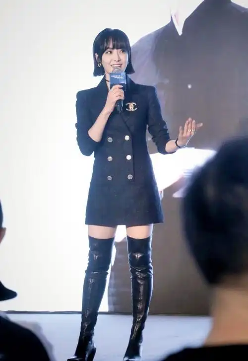 被宋茜美哭!西装短裙配长靴,身材和气质完美