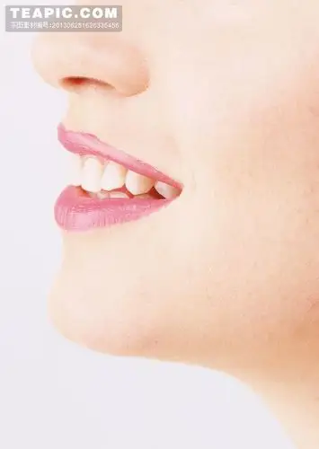 开心笑露出白牙的美女侧面