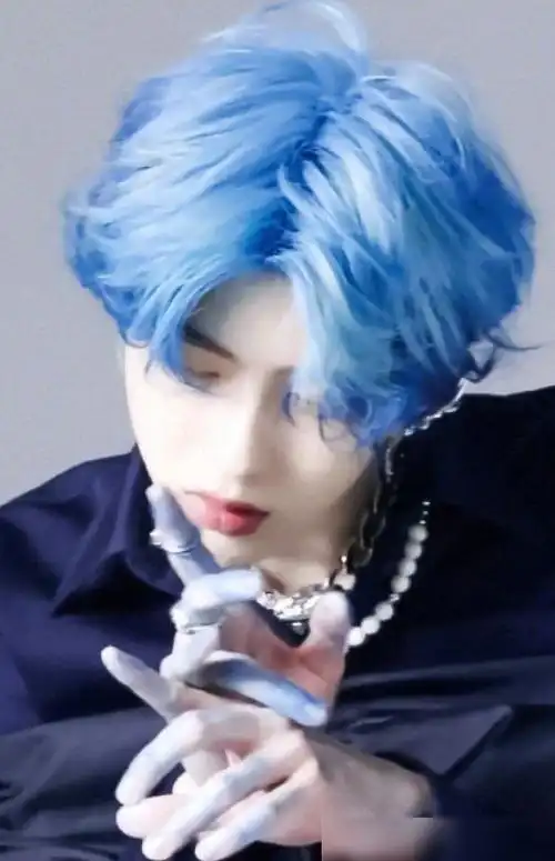 蔡徐坤蓝发造型刷动漫男新高度比王一博蓝发更惊艳