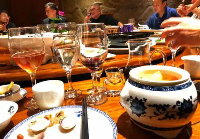 外出饭店喝酒为啥自带酒水的人越来越多过来人暗藏玄机