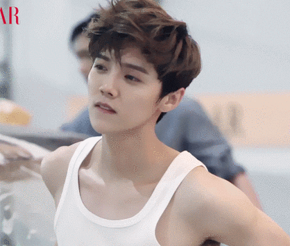 鹿晗分享171021名品锁骨诱惑满满屏幕已脏