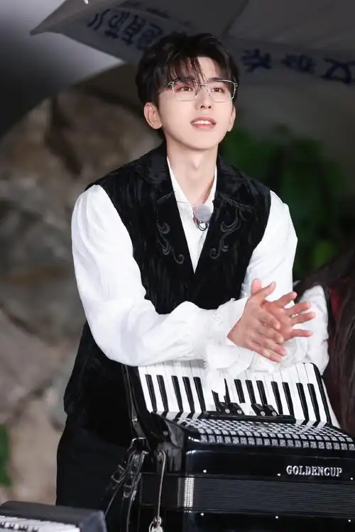 奔跑吧蔡徐坤##蔡徐坤晒奔跑吧剧照说今晚见