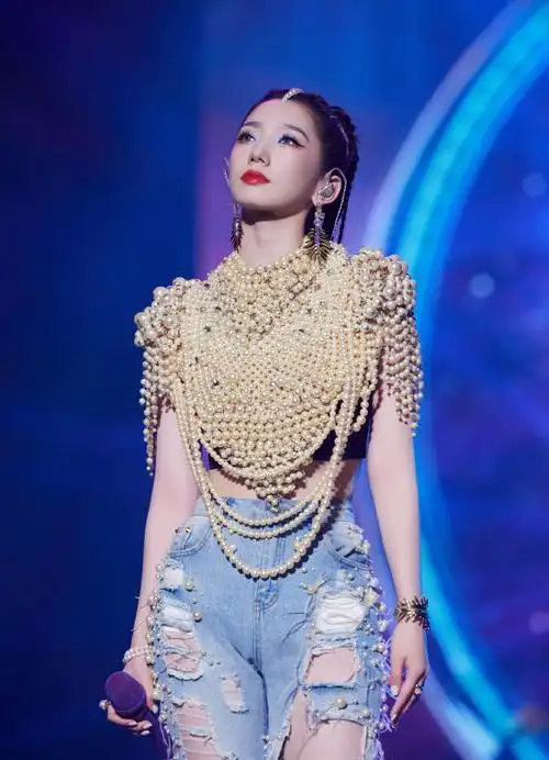 孟美岐造型##乐华家族演唱会