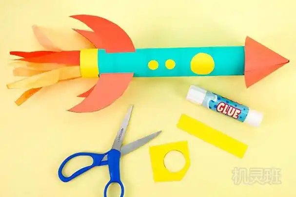 1,将厨房纸筒刷成你喜欢的颜色,放一边晾干后使用,这作为火箭的主体