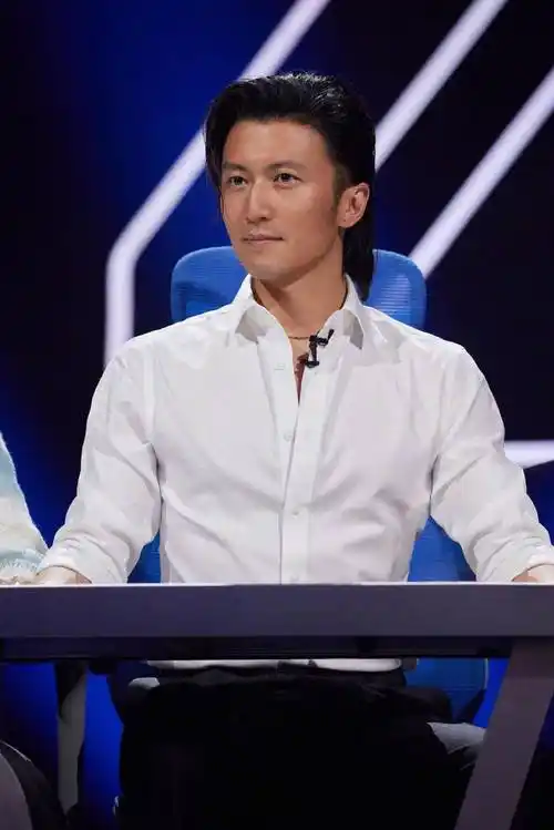 《青年派计划》最新一期节目剧照释出,谢霆锋身着黑色西服搭配大背头