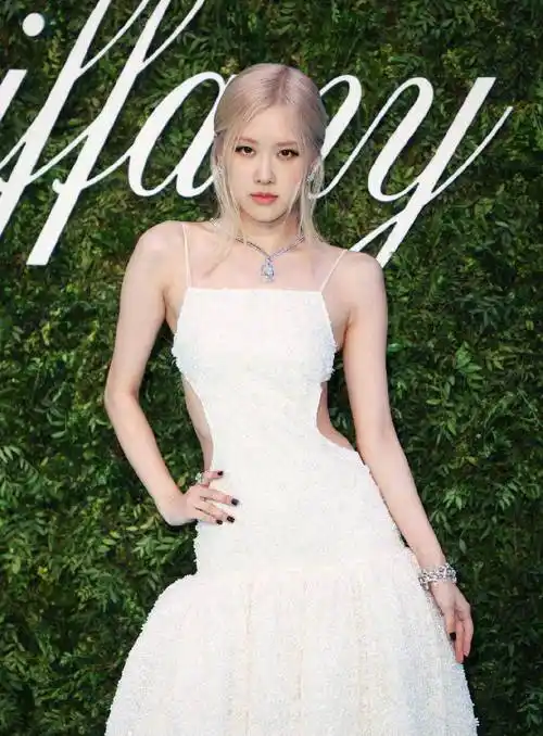 rosé朴彩英一袭白色吊带裙出席活动,腰部镂空有点撩人_时尚_效果