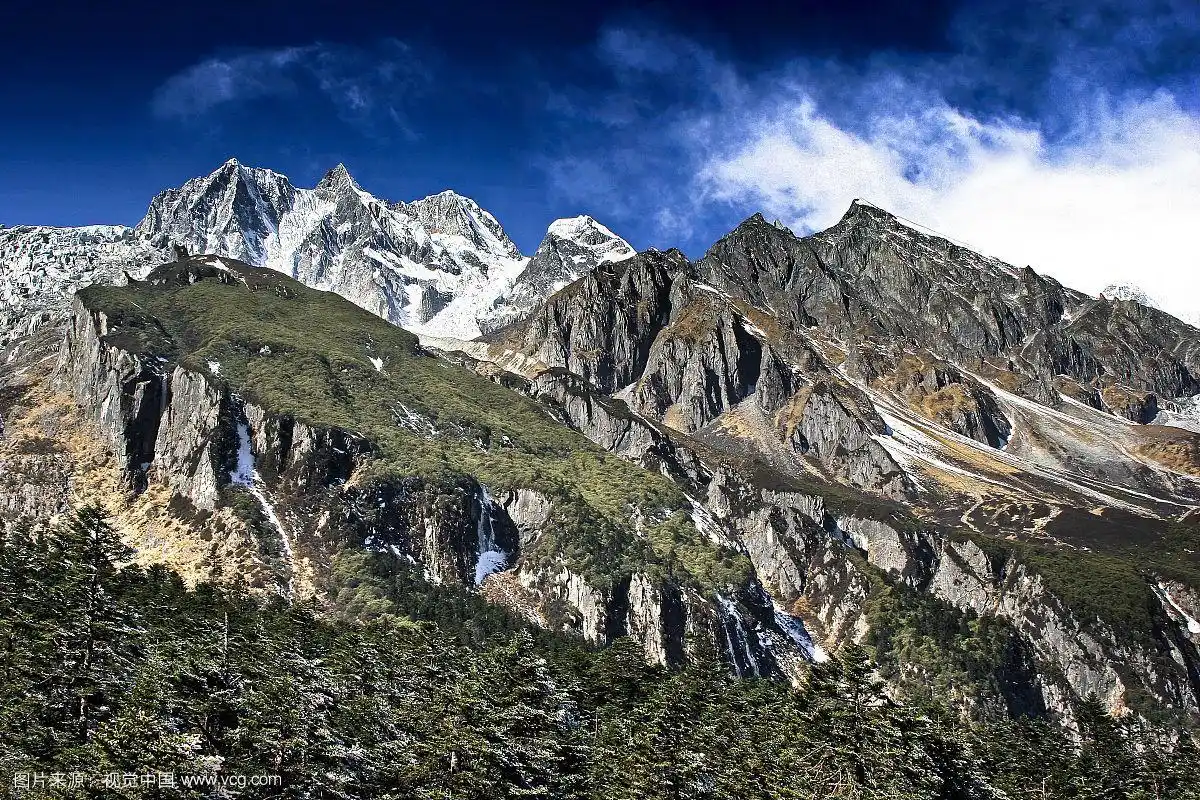 中国四川贡嘎山风光,雄伟高山
